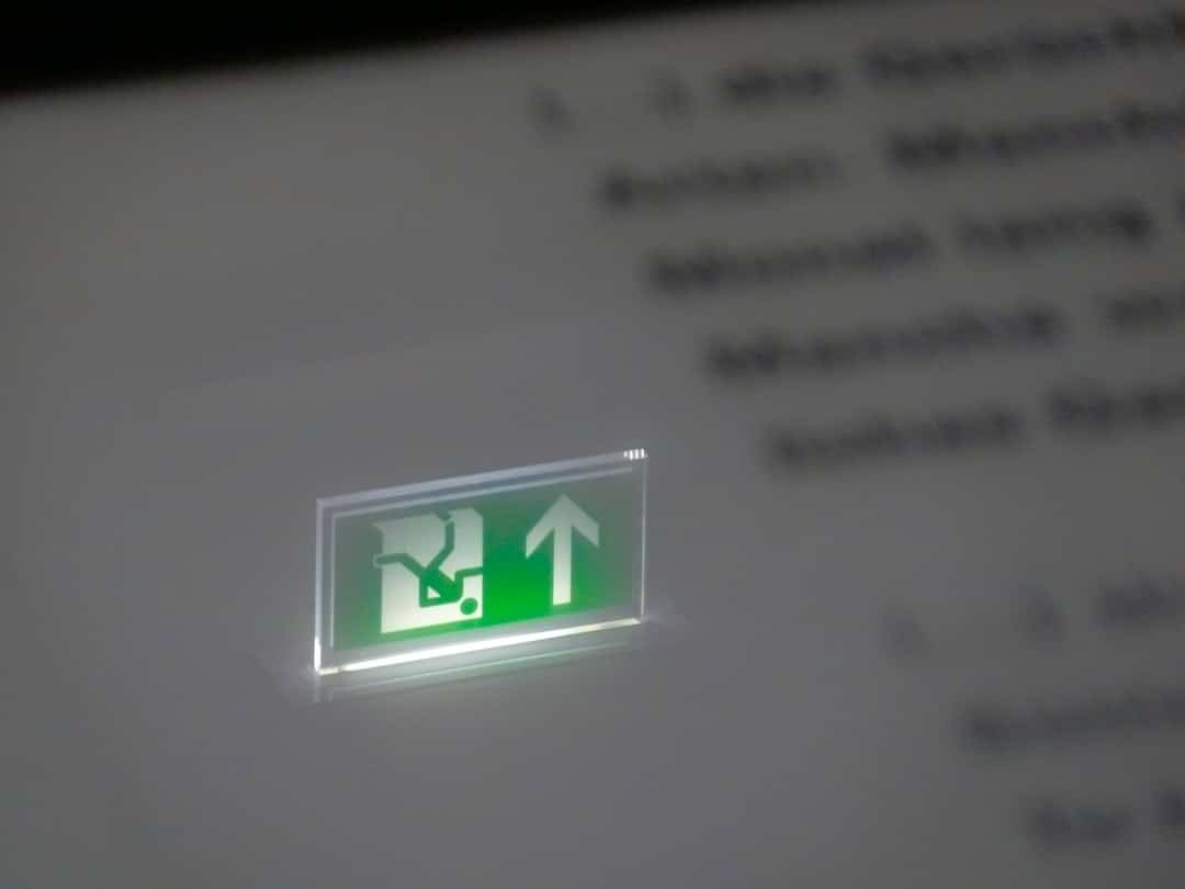 white and green letter x sign valorant error screen vanguard warning pc desktop - AI Bud