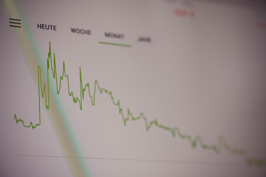 Green line chart showing fluctuating data over time, with German time-range options Heute, Woche, Monat, Jahr visible on screen
