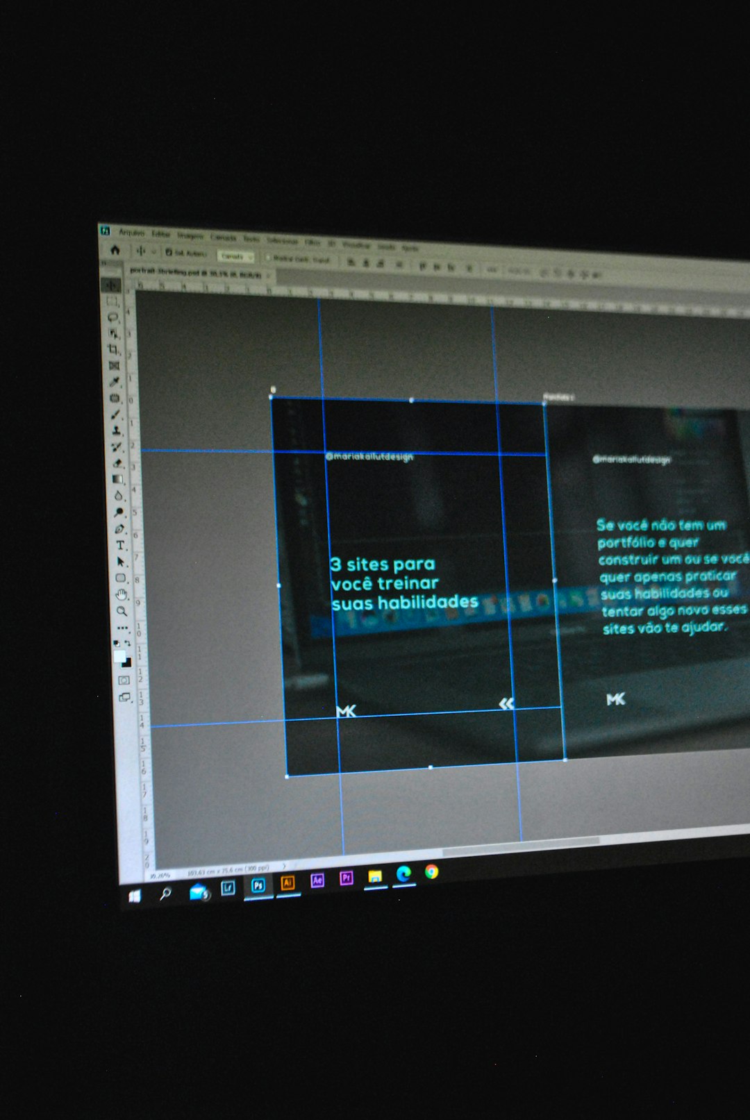 Designer’s screen showing a layout program with blue alignment guides over two dark content cards containing Portuguese text.