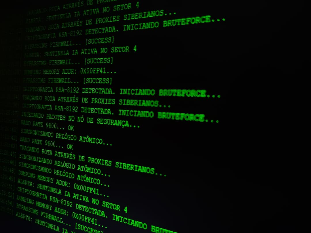 Dark terminal screen with bright green code-like text, showing phrases about brute-forcing, firewall checks, and RSA probing in Portuguese.