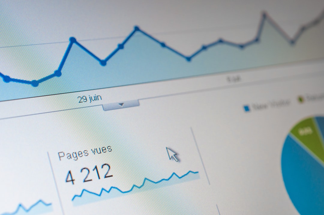 Analytics dashboard showing a blue line chart and the metric 'Pages vues: 4 212' with a cursor hovering over the panel (date 29 juin).