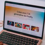 Ordinateur portable affichant une page web en français sur l'IA générative Firefly, titre centré 'Créez avec l’IA générative de Firefly'.