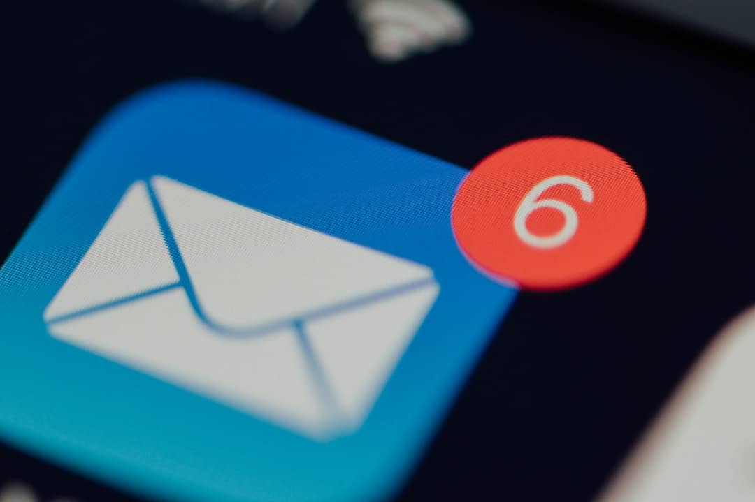 Blue mail app icon with a white envelope and a red badge showing the number 6 (unread messages). 🔔