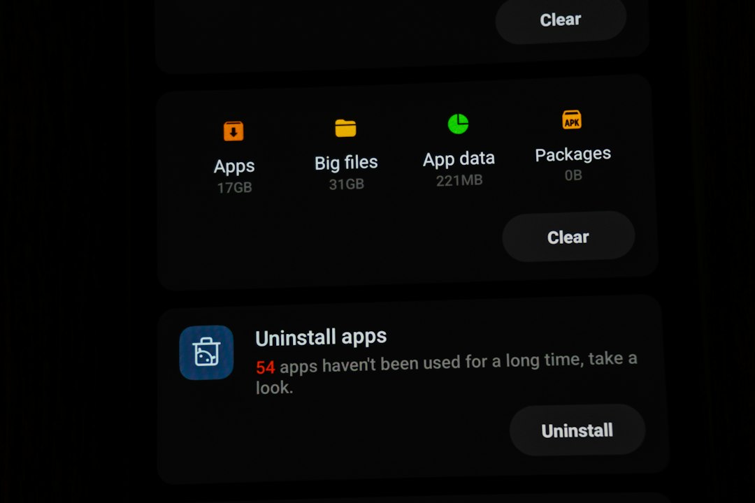 Storage management screen showing app categories (Apps, Big files, App data, Packages) with a 'Clear' option and a card for uninstalling apps.